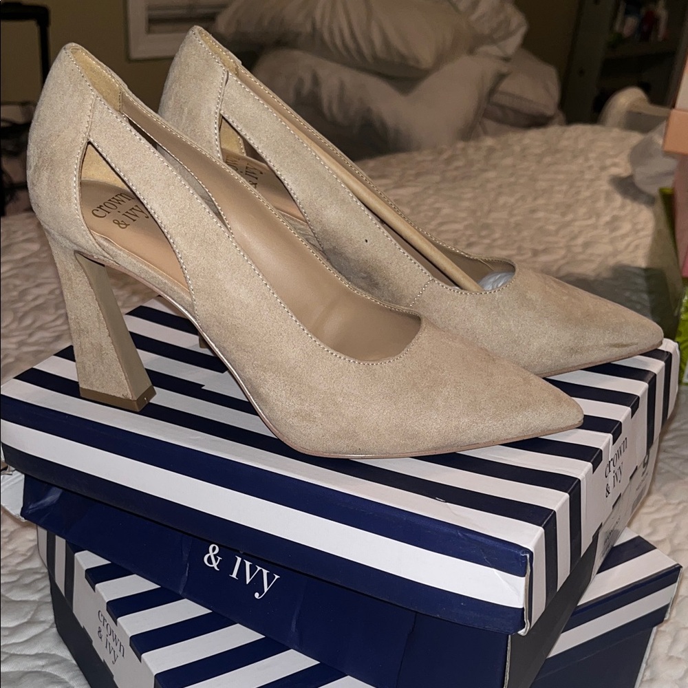 Crown & Ivy Taupe Azzarria Suede Heels Size 9 NEW IN BOX